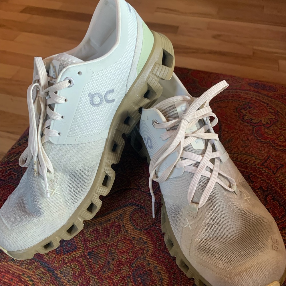 On Cloud light green running shoes 8.5